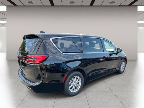 New 2026 Chrysler Pacifica Select image 3