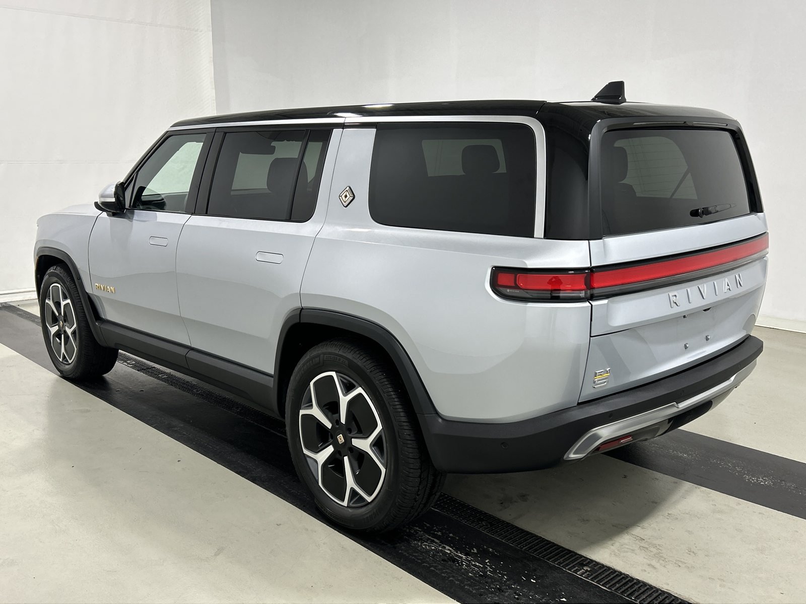 Used 2023 Rivian R1S Adventure Quad AWD/4WD image 3