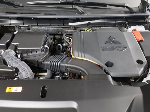 New 2025 Mitsubishi Outlander SE image 21