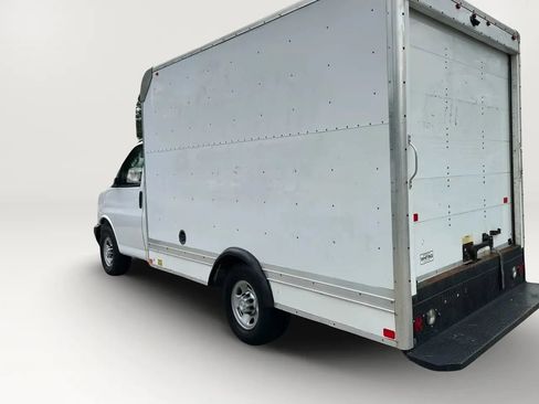 Used 2018 Chevrolet Express 3500 w/ Driver Convenience Package RWD image 12