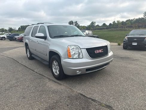Used 2011 GMC Yukon XL SLT w/ SLT-2 Equipment Package AWD/4WD image 3