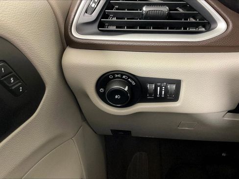 Used 2020 Chrysler Pacifica Touring-L Plus FWD image 15
