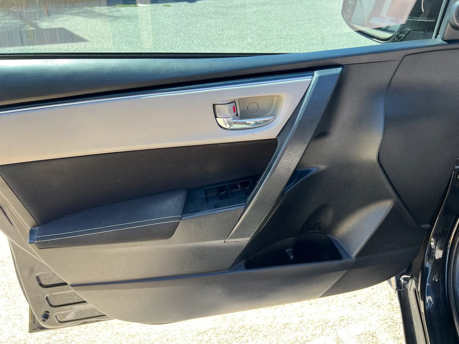Used 2019 Toyota Corolla LE w/ Protection Package FWD image 11