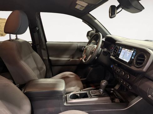 Used 2018 Toyota Tacoma TRD Sport AWD/4WD image 16