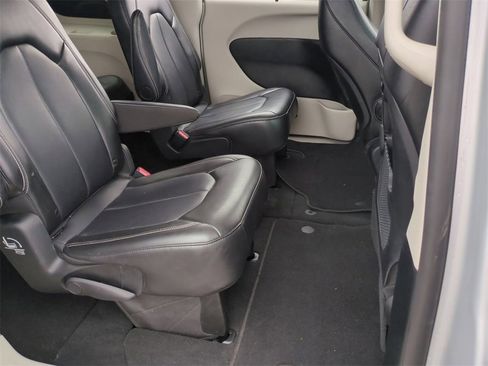 Used 2024 Chrysler Pacifica Touring-L image 26