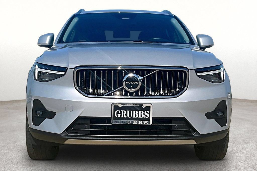 Certified 2024 Volvo XC40 B5 Plus w/ Protection Package Premier AWD/4WD image 4