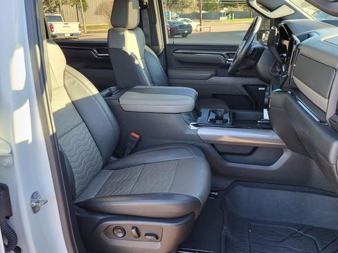 Used 2024 Chevrolet Silverado 2500 ZR2 w/ Technology Package image 6