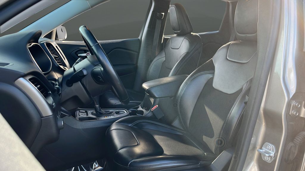 Used 2019 Jeep Cherokee Latitude Plus w/ Comfort/Convenience Group FWD image 9