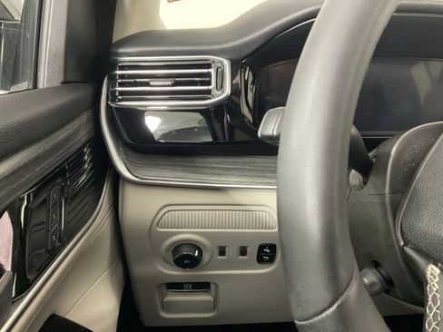 Used 2024 Jeep Wagoneer L Series III w/ Premium Group I AWD/4WD image 17