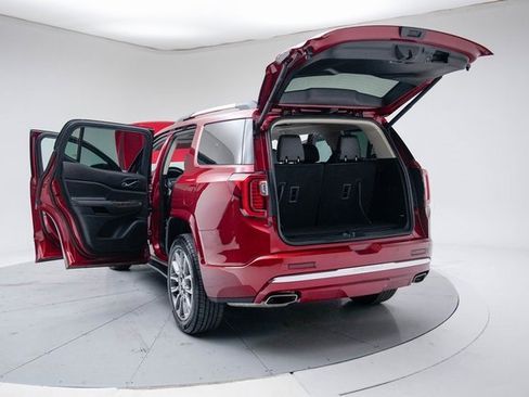 Used 2023 GMC Acadia Denali w/ Denali Technology Package image 18