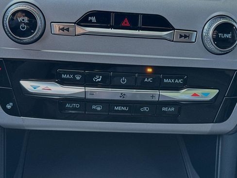 New 2024 Ford Explorer XLT w/ Equipment Group 202A image 18