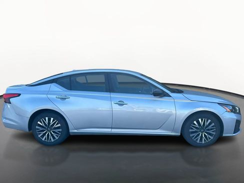 Used 2024 Nissan Altima 2.5 SV FWD image 2