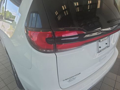 Used 2022 Chrysler Pacifica Touring-L w/ Uconnect Theater Family Group image 25