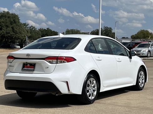 Used 2025 Toyota Corolla LE FWD image 4