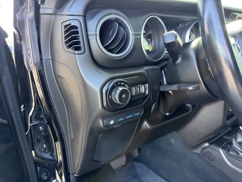 Used 2022 Jeep Wrangler Unlimited Sahara w/ Cold Weather Group AWD/4WD image 26