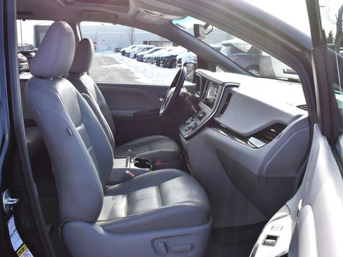 Used 2016 Toyota Sienna XLE image 29