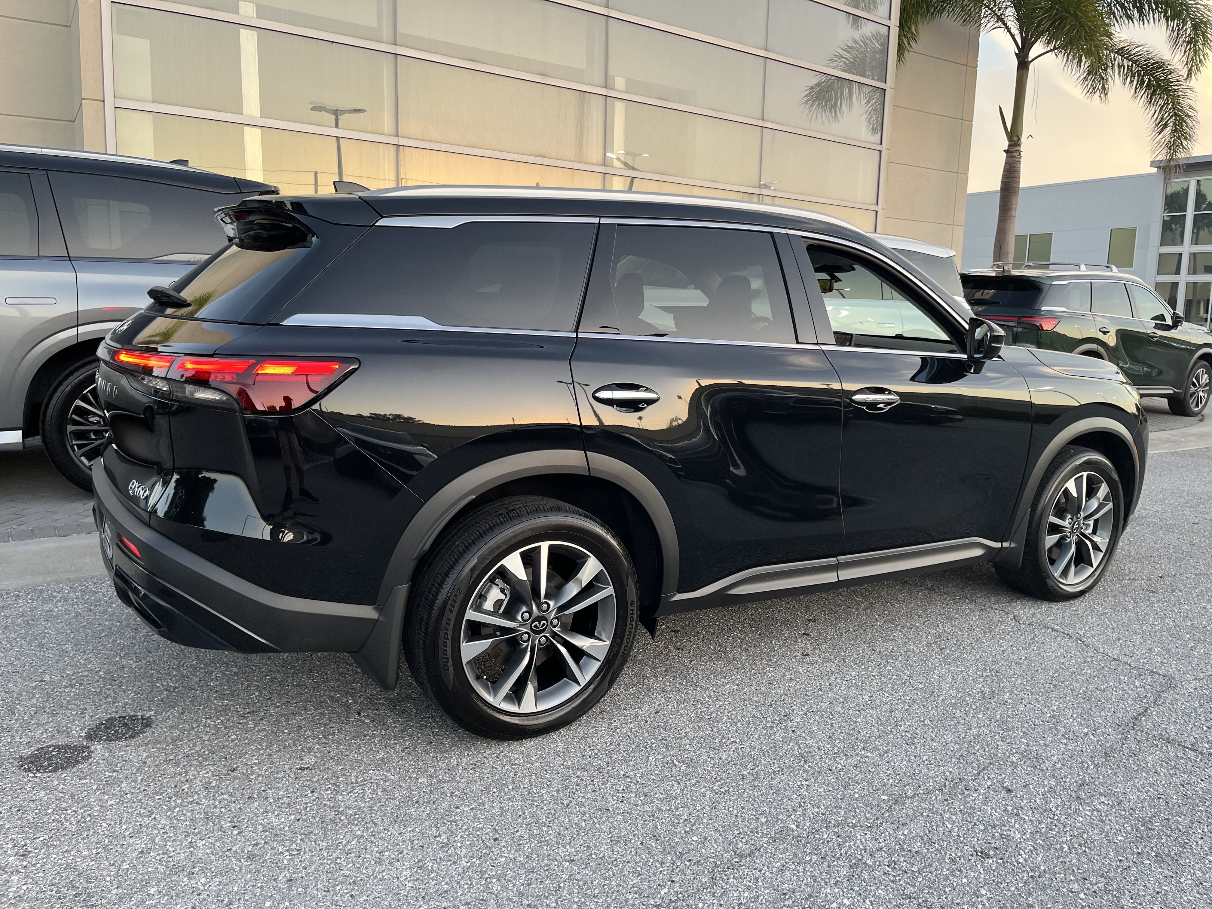 Certified 2025 INFINITI QX60 Luxe w/ Vision Package AWD/4WD image 9