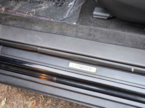 Used 2000 Lincoln Town Car Executive RWD image 25