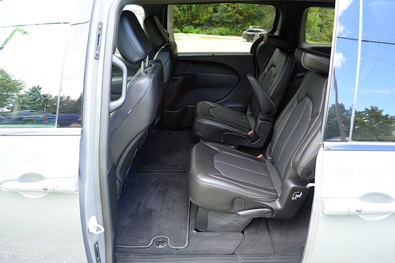 Used 2023 Chrysler Pacifica Touring-L w/ S Appearance Package AWD/4WD image 14