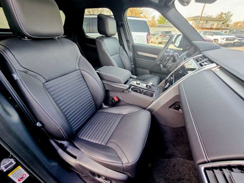 Used 2025 Land Rover Discovery Dynamic SE AWD/4WD image 24