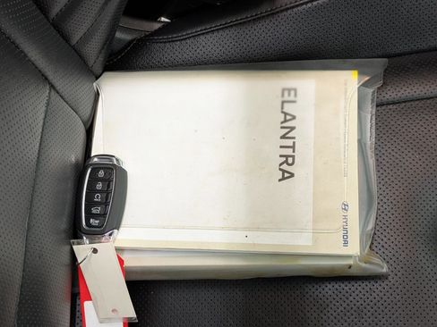 Used 2022 Hyundai Elantra Limited image 15