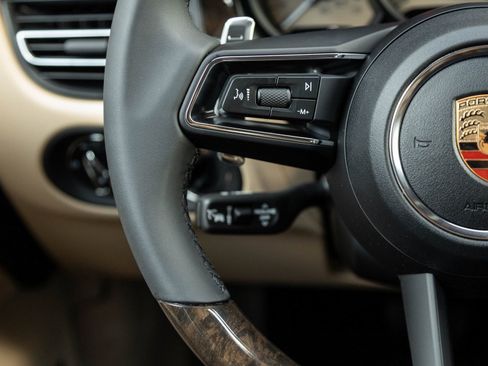 Certified 2025 Porsche Macan image 15