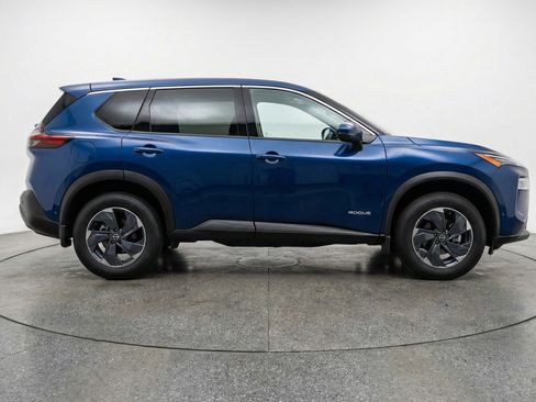 Used 2025 Nissan Rogue SV AWD/4WD image 11