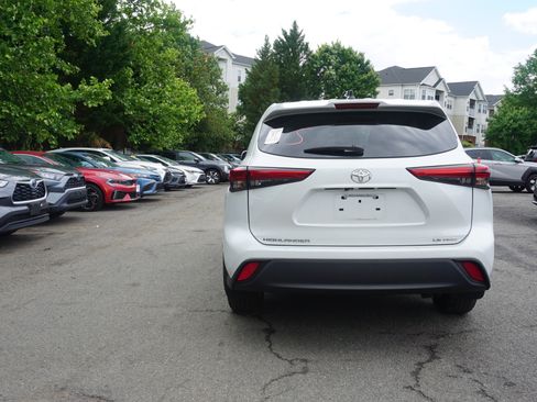 Used 2023 Toyota Highlander LE AWD/4WD image 5