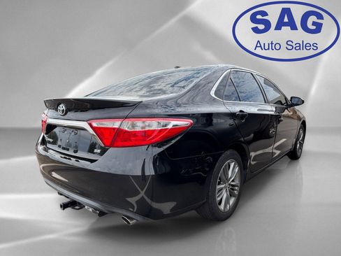 Used 2017 Toyota Camry SE w/ Moonroof Package FWD image 3
