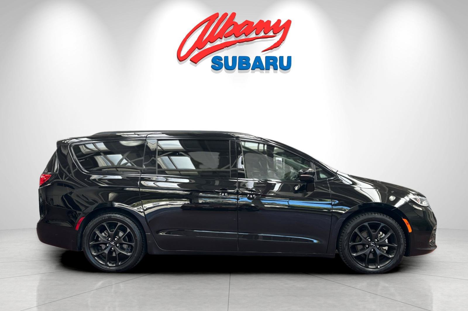 Used 2025 Chrysler Pacifica Limited FWD image 3
