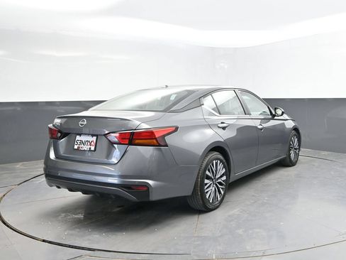 Used 2025 Nissan Altima 2.5 SV FWD image 9