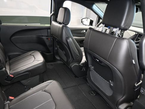 New 2026 Chrysler Pacifica Select image 40