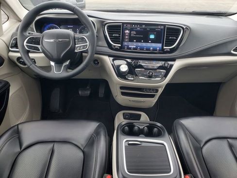 Used 2023 Chrysler Pacifica Touring-L AWD/4WD image 28
