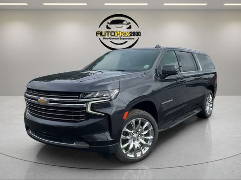 Used 2022 Chevrolet Suburban LT w/ Luxury Package RWD image 3