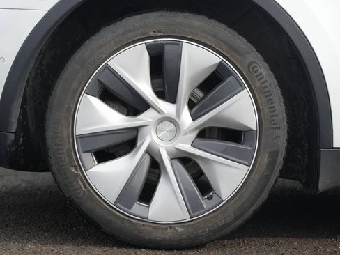 Used 2022 Tesla Model Y Long Range image 11