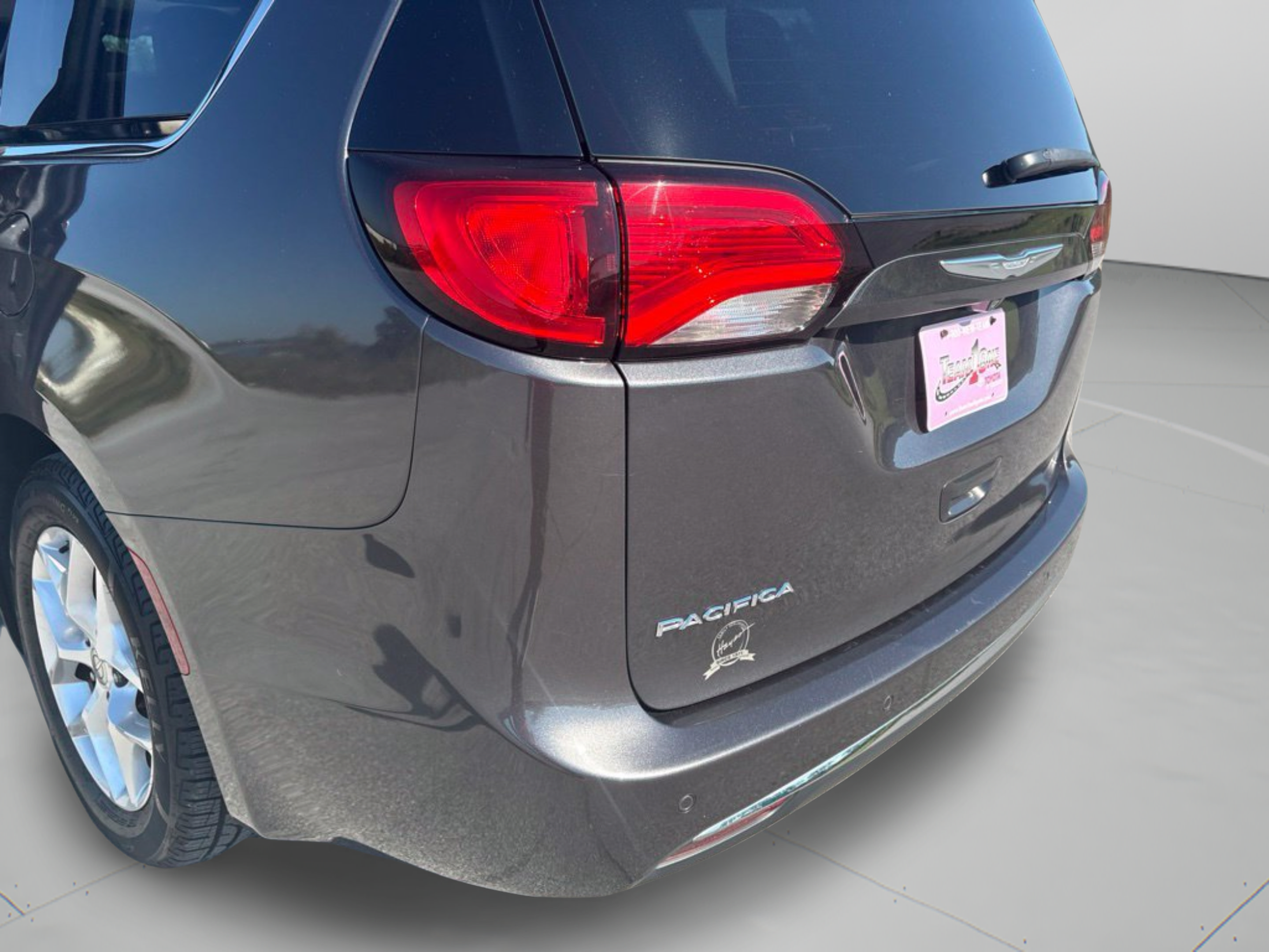 Used 2018 Chrysler Pacifica Touring-L Plus w/ Tire & Wheel Group FWD image 31
