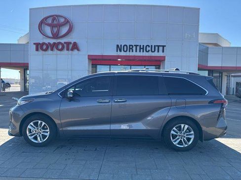 Certified 2023 Toyota Sienna Limited image 1