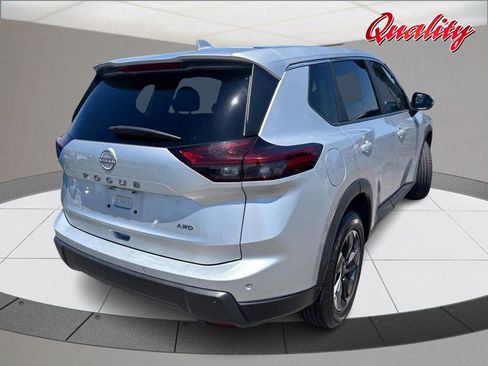 Used 2025 Nissan Rogue SV AWD/4WD image 3