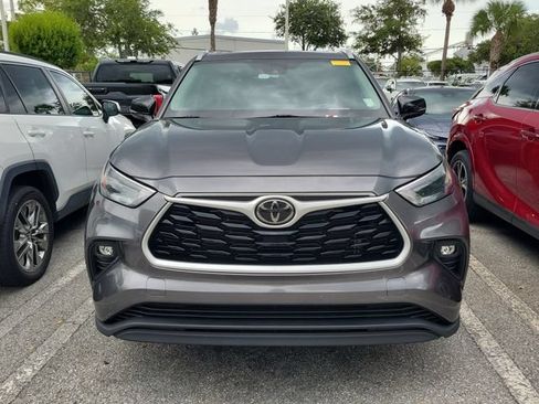 Used 2023 Toyota Highlander XLE FWD image 2