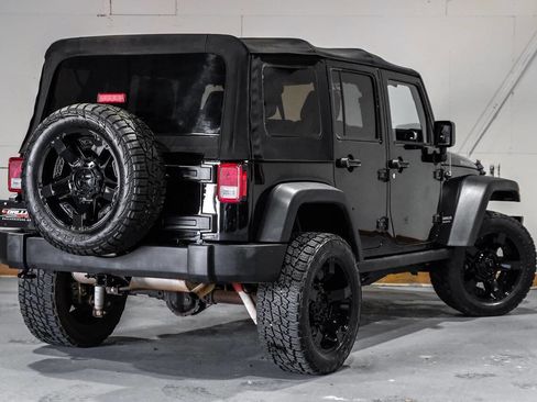 Used 2015 Jeep Wrangler Unlimited Rubicon w/ Connectivity Group AWD/4WD image 7