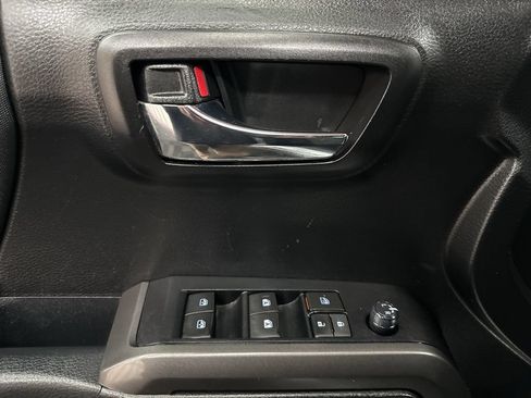 Used 2022 Toyota Tacoma TRD Off-Road w/ Technology Package AWD/4WD image 18