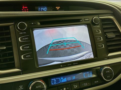 Used 2019 Toyota Highlander Plus AWD/4WD image 22