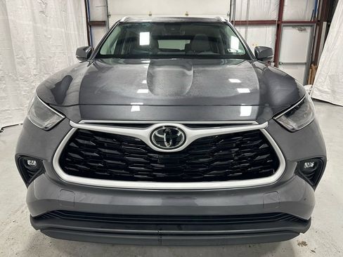 Used 2025 Toyota Highlander XLE image 3