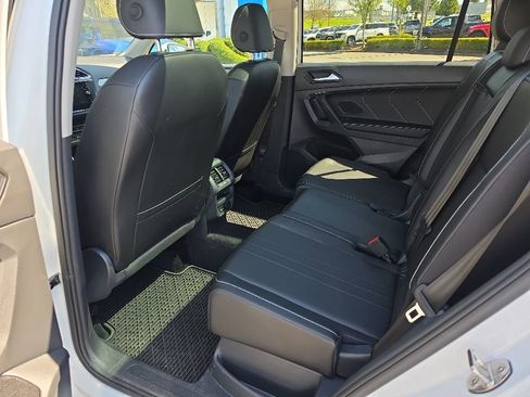 Used 2024 Volkswagen Tiguan SE AWD/4WD image 4