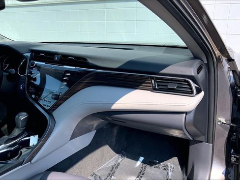 Used 2020 Toyota Camry XLE w/ Sunroof Package FWD image 21