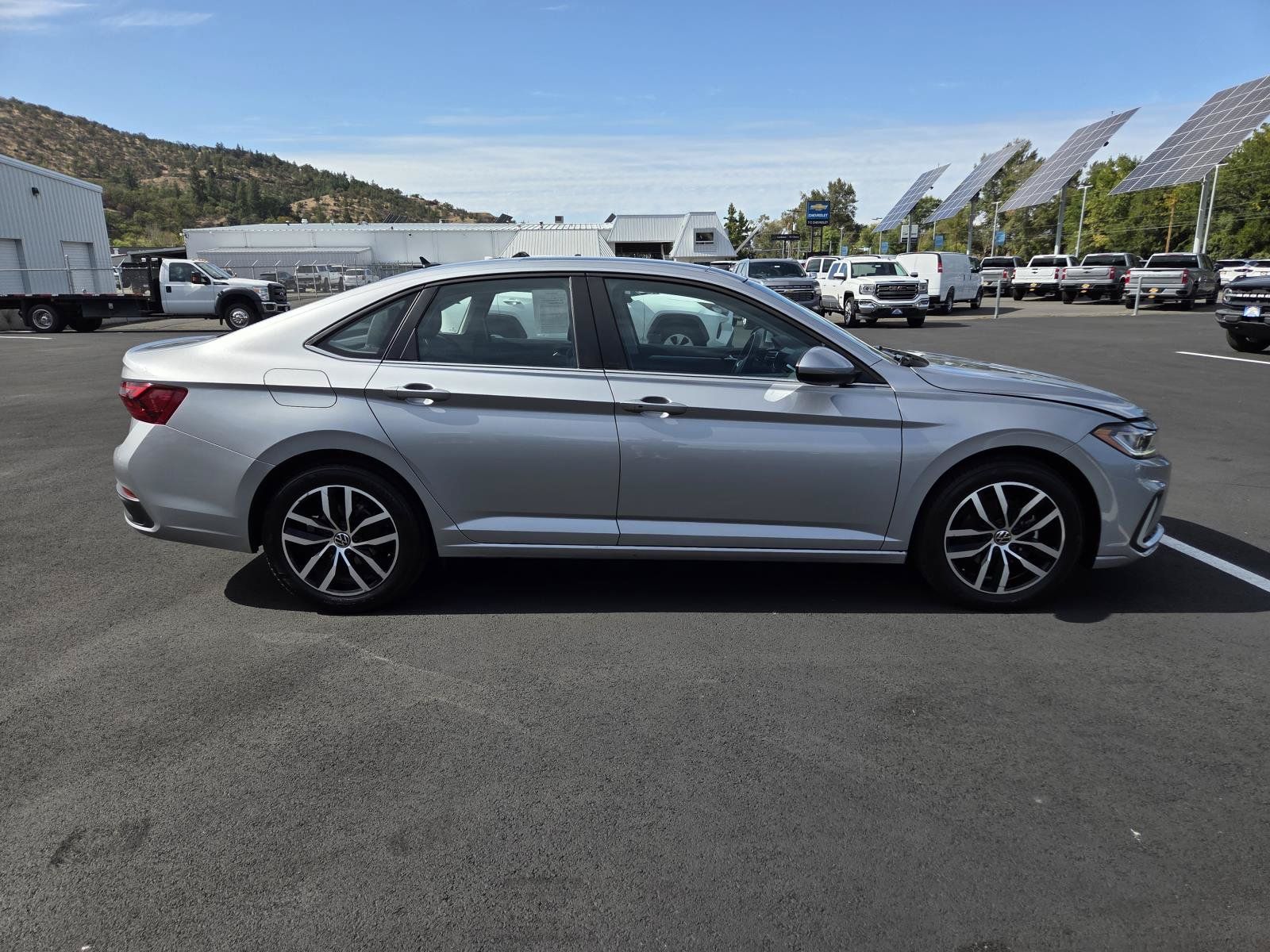 Used 2025 Volkswagen Jetta SE FWD image 4