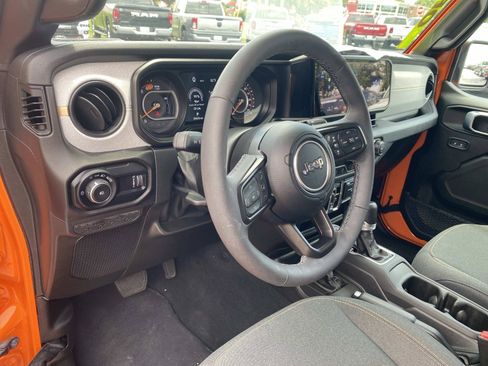 Used 2025 Jeep Wrangler Unlimited Sport AWD/4WD image 24
