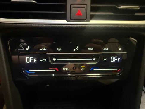 Certified 2025 Volkswagen Taos SE w/ Panoramic Sunroof Package image 34