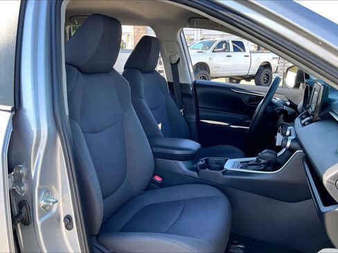 Used 2019 Toyota RAV4 LE w/ Carpet Mat Package image 10