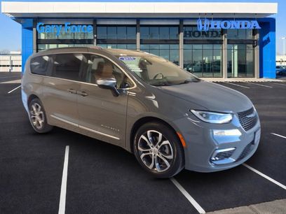 Used 2025 Chrysler Pacifica Pinnacle